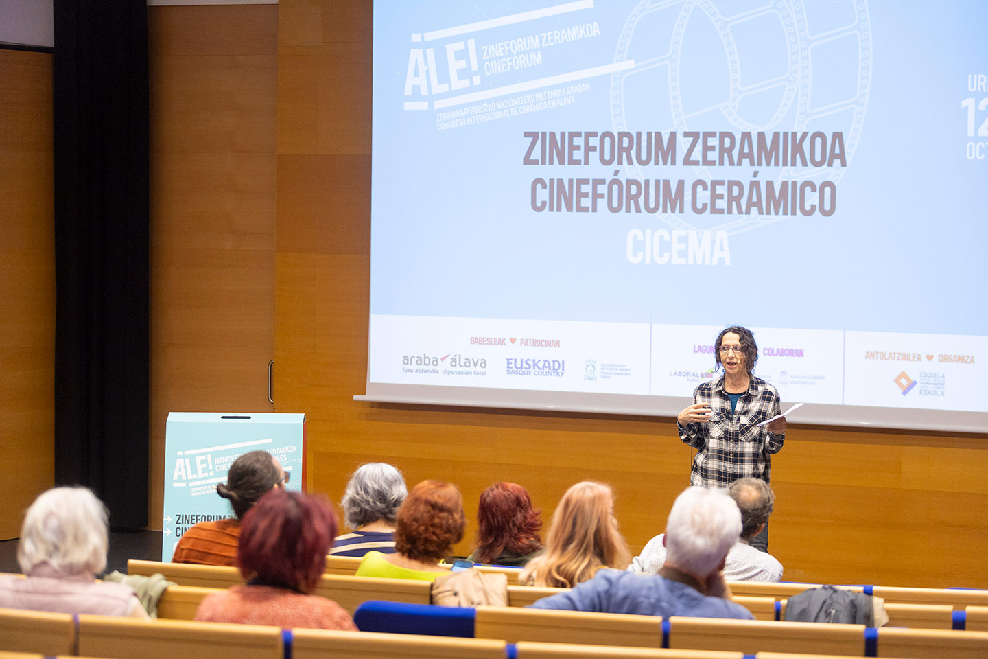 Rafaela Pareja presentando la sesión de cine cerámico