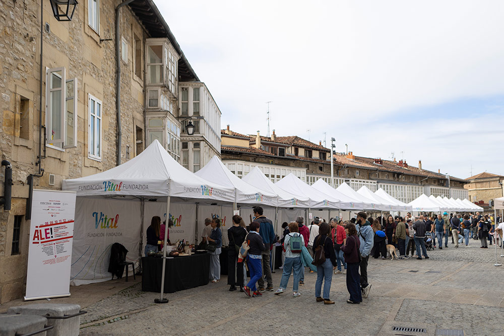 Feria de cerámica en la Plaza del Matxete de Vitoria-Gasteiz